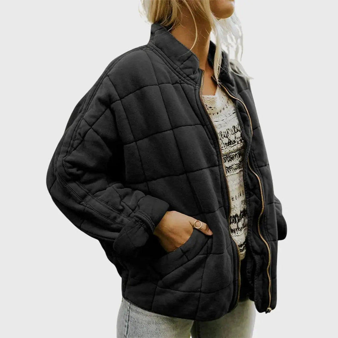 Casual women's quilted coat, ideal for everyday comfort. This lightweight outerwear has a stand collar.