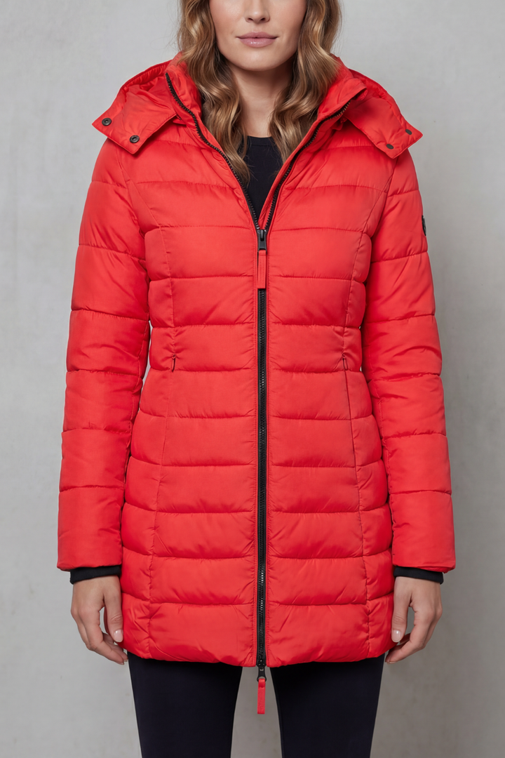 Women's versatile quilted puffer jacket, perfect for lightweight warmth in fall and winter seasons.