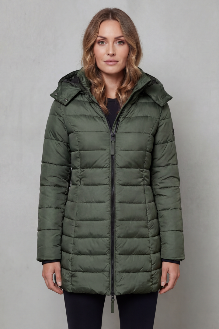 Women's fall fashion quilted puffer jacket, lightweight and warm, for an elevated seasonal style.
