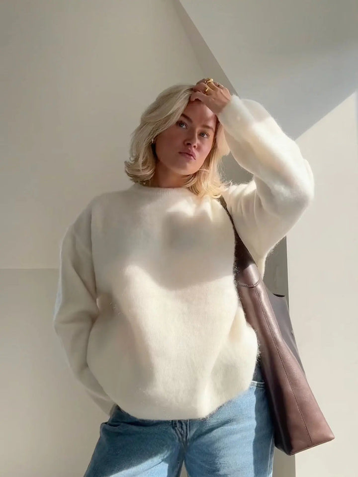Minimalist women's lightweight jumper, versatile top for effortless style, casual or elegant outfits.