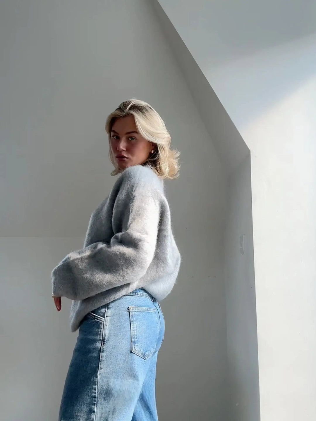 Effortless style with this women's lightweight jumper. Soft, elegant & perfect for transitional spring/autumn.