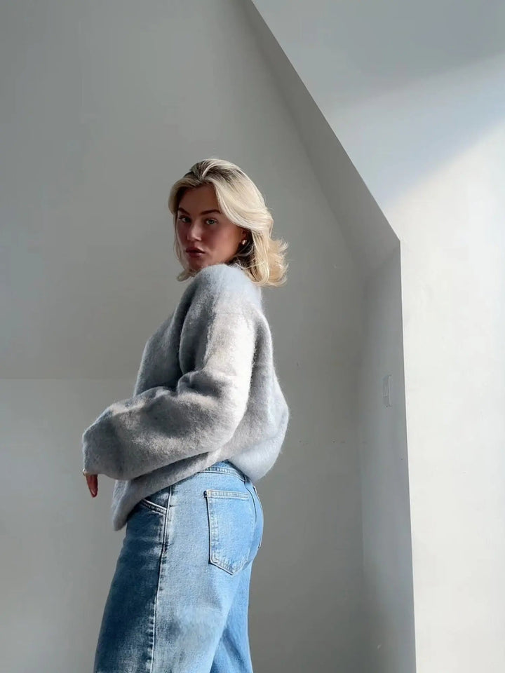 Effortless style with this women's lightweight jumper. Soft, elegant & perfect for transitional spring/autumn.