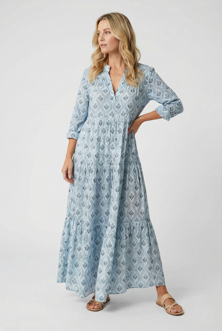 Flowy and lightweight women's maxi dress with a flattering vintage print