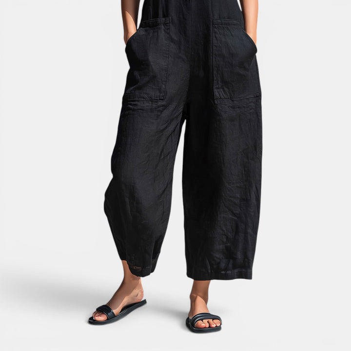 Fashionable women's wide-leg playsuit, a chic and easy-wear summer jumpsuit perfect for any casual occasion.