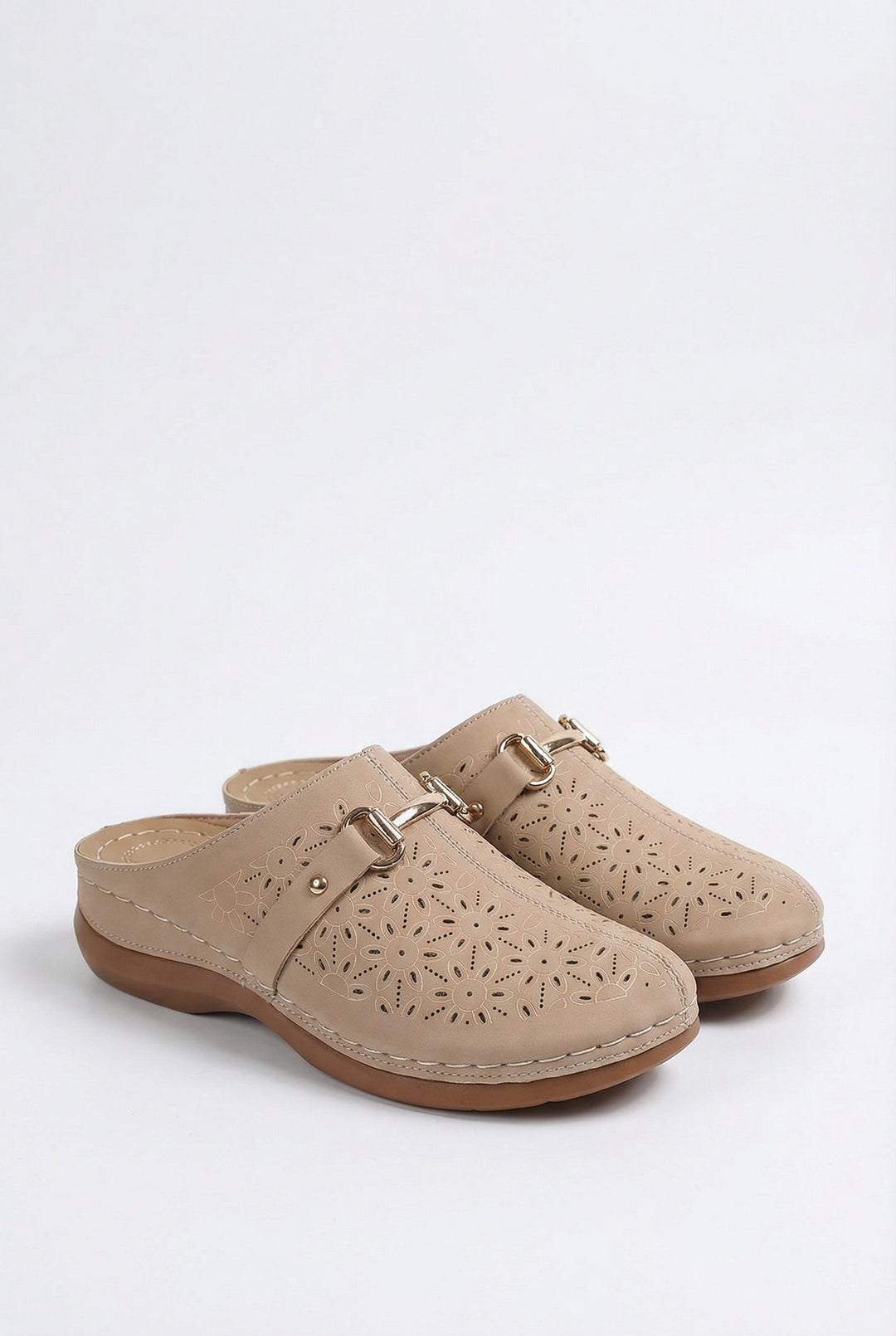 Women's lightweight summer slippers with comfortable outdoor sandal design.