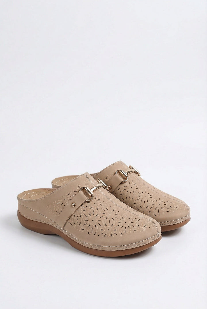 Women's lightweight summer slippers with comfortable outdoor sandal design.