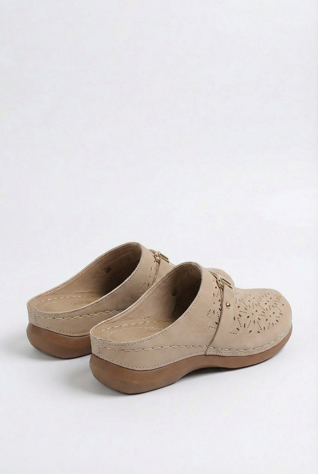 Lightweight and breathable women's casual sandals, ideal for summer.