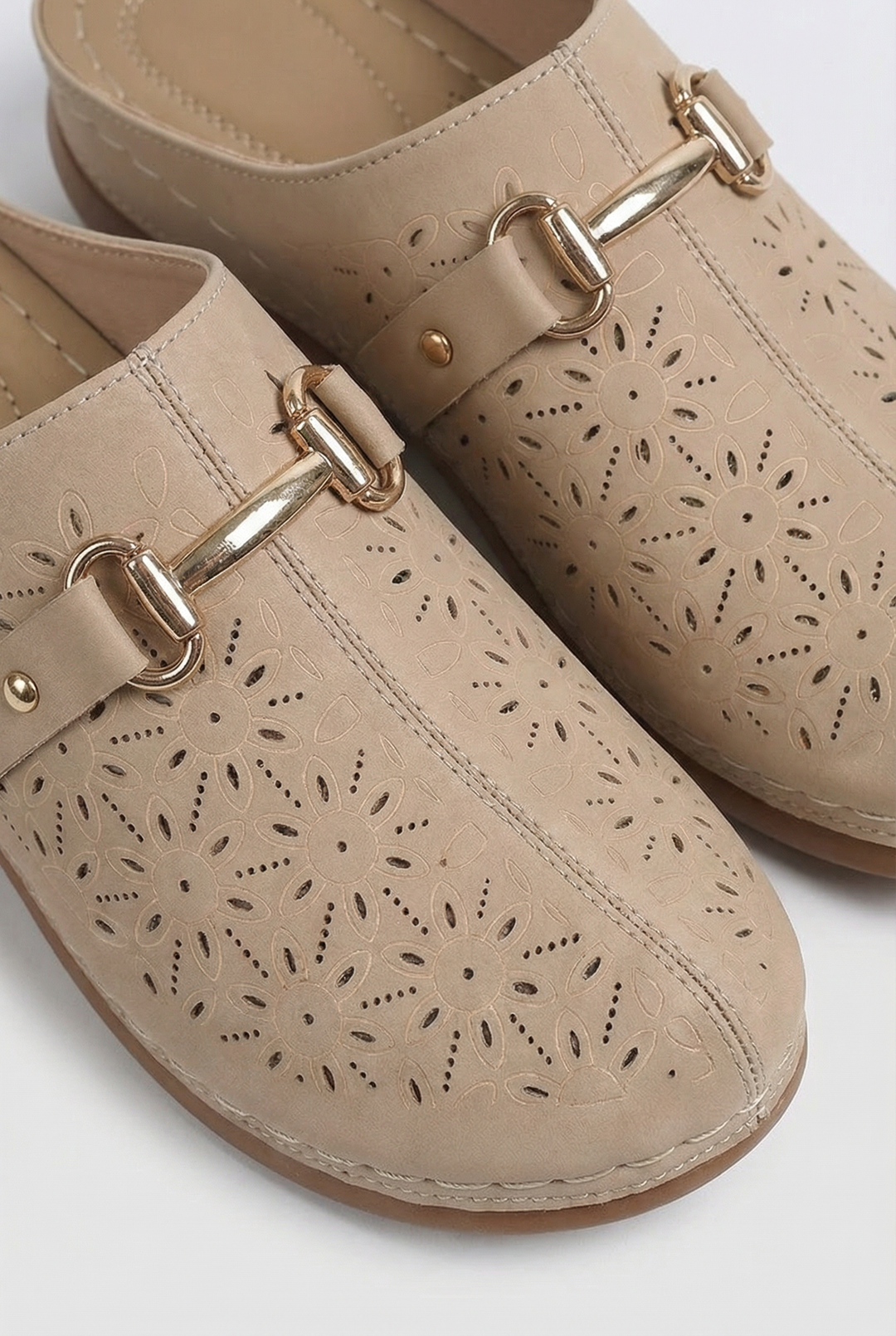 Stylish outdoor comfort sandals for women, offering a stable and secure fit.