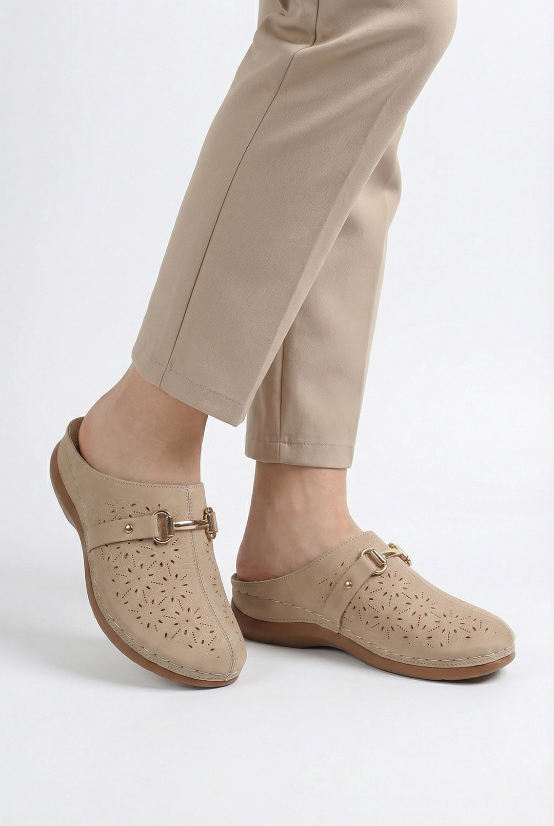 Women's summer footwear: lightweight slippers that double as casual outdoor sandals.