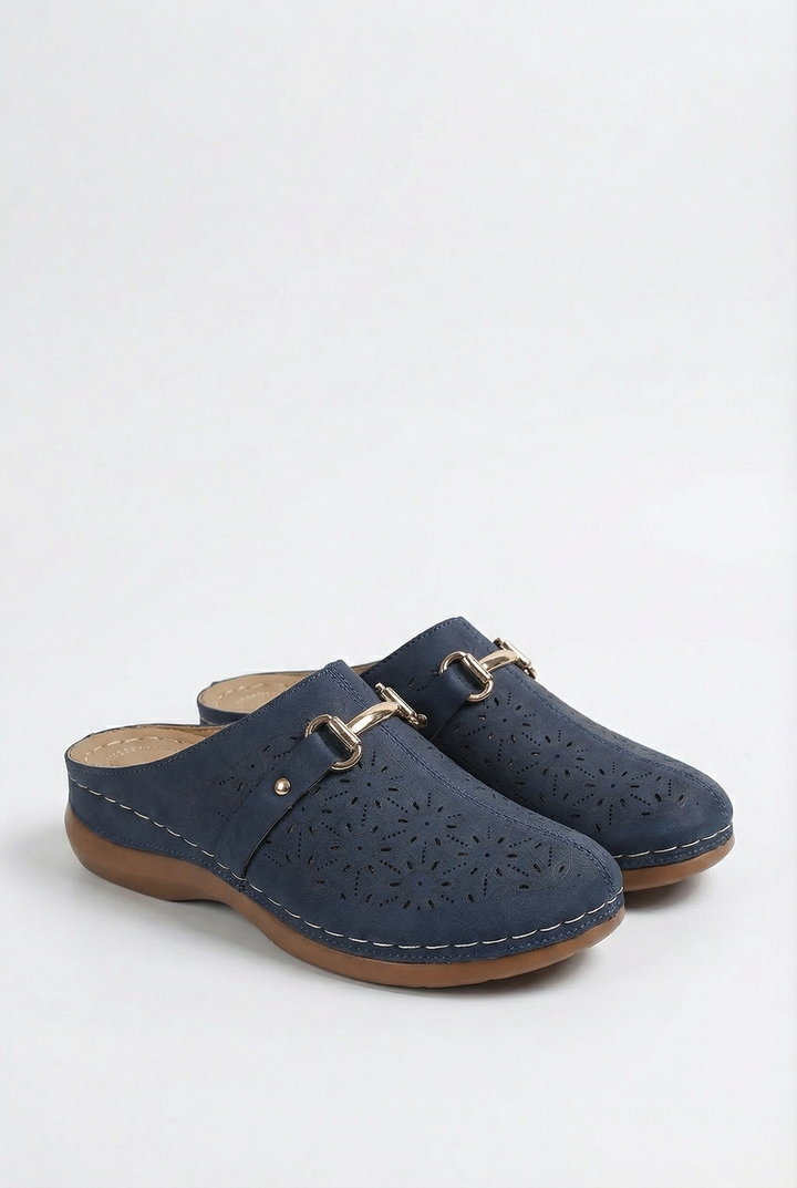 Versatile lightweight slippers for women, suitable for home, beach, or casual outdoor use.