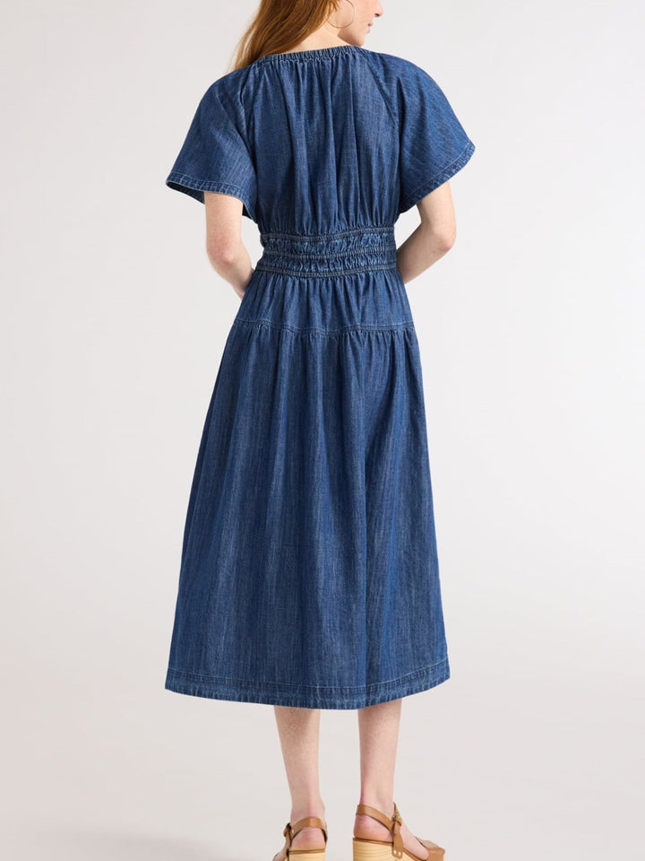 Chic women's tiered midi dress with pockets. Ideal for spring/summer casual wear, offering a flowy, comfortable fit.