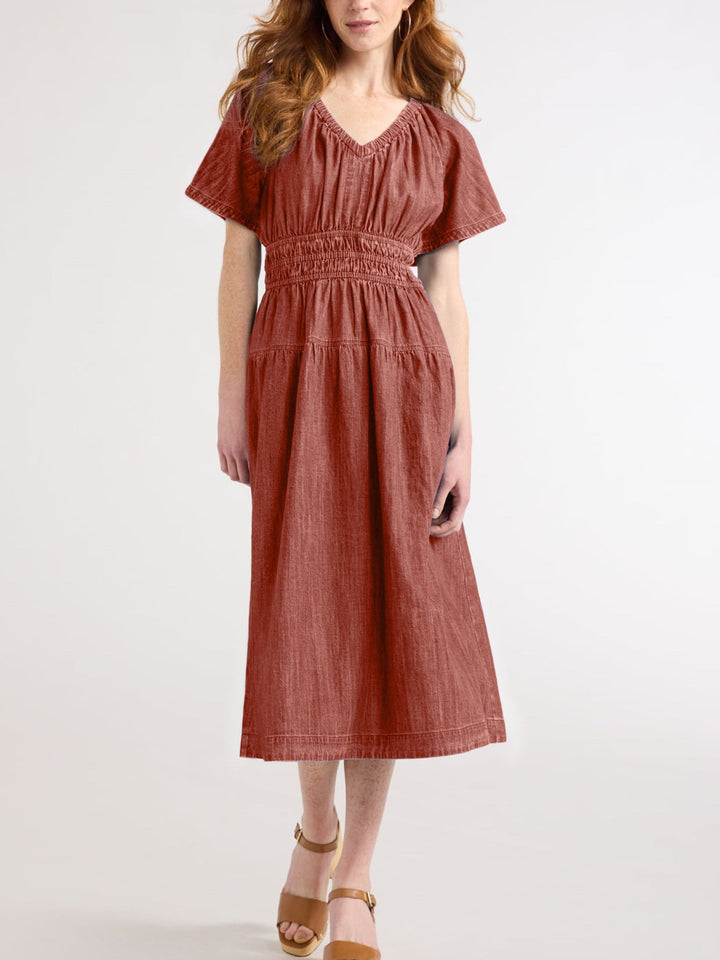 Elegant women's tiered midi dress with pockets & V-neck. Fashionable choice for spring and summer, lightweight & chic.