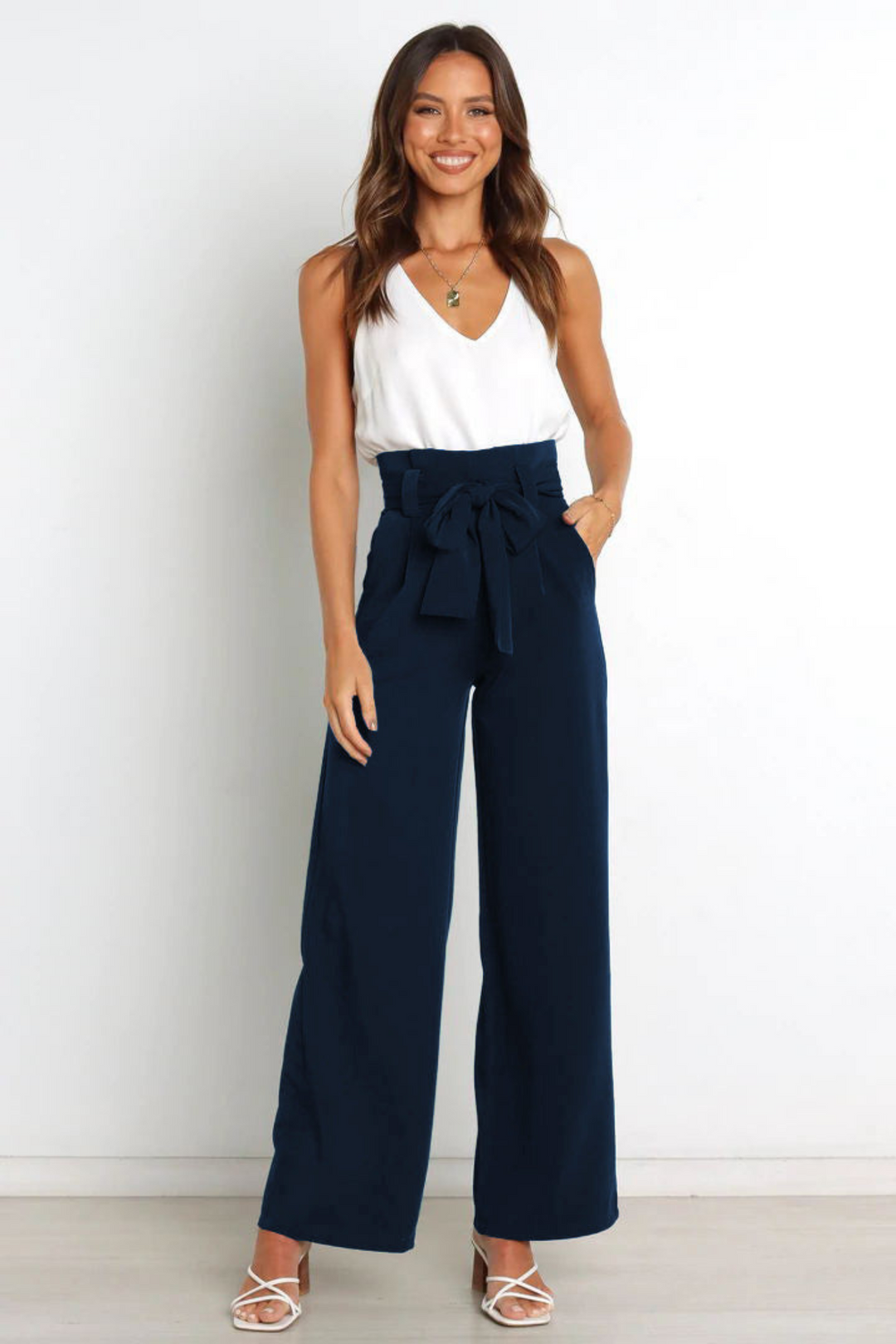 Chic women's wide leg linen pants, high-waisted, perfect for a relaxed yet elegant look.
