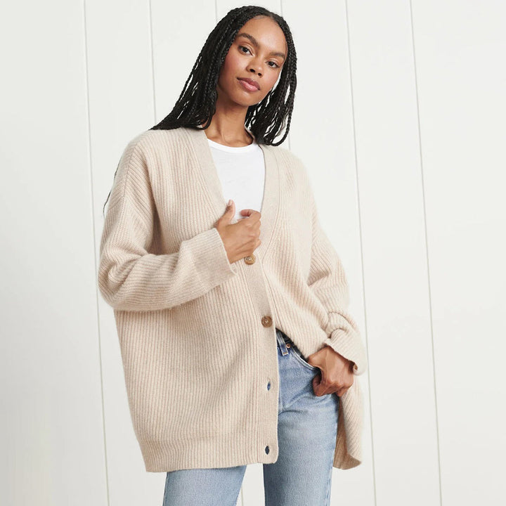 Fall fashion essential: Women's long oversized open-front cardigan, ideal for comfortable and stylish layering.