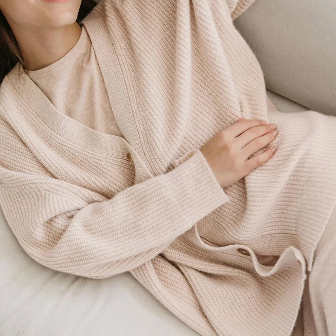 Versatile women's long oversized cardigan, perfect for casual outfits, adding modern elegance and comfort.
