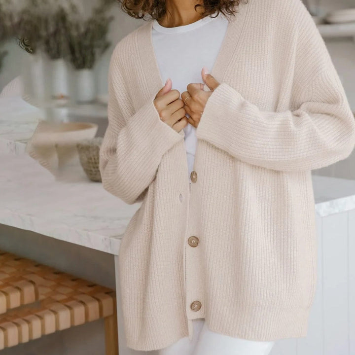 Stylish women's open-front oversized cardigan, featuring a soft knit and long design for ultimate winter comfort.