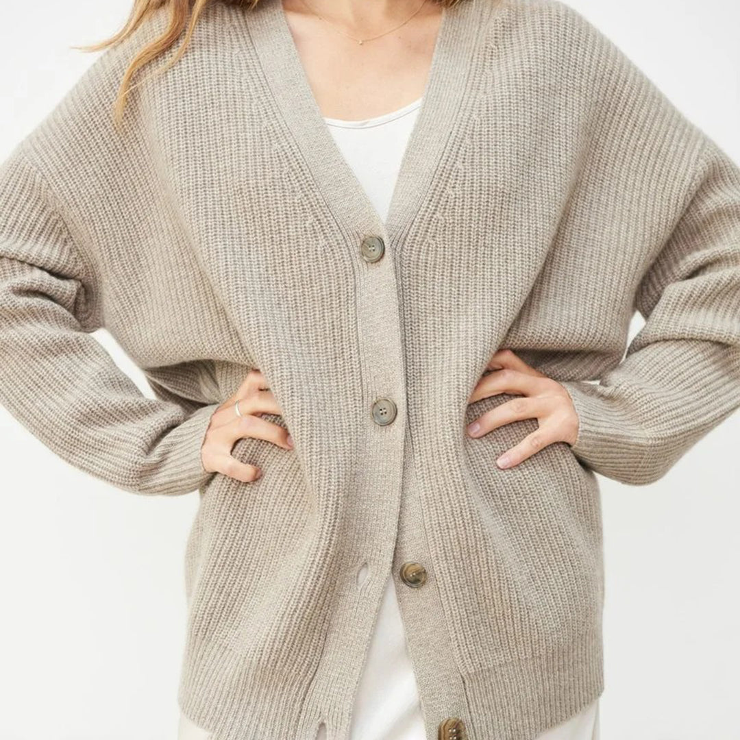 Effortless layering with this women's long oversized cardigan, a fall fashion staple for comfort & style.
