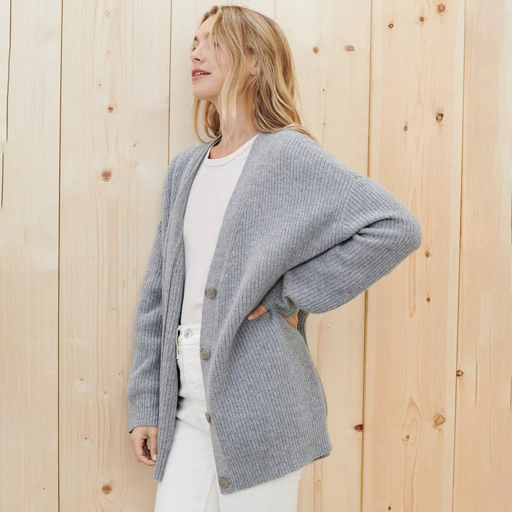 Comfortable women's oversized cardigan, featuring a long cut and open front, perfect for relaxed layering style.