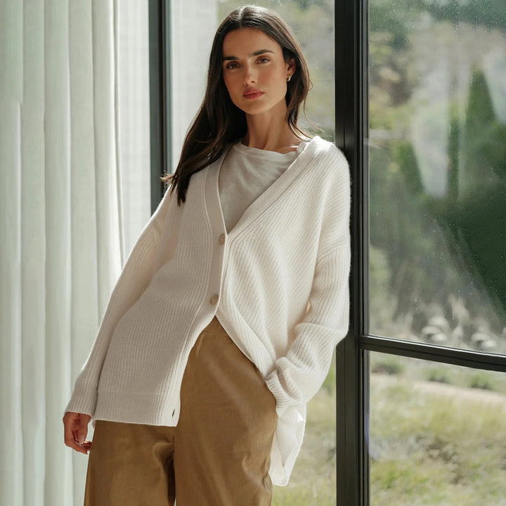 Elegant women's long cardigan with an oversized fit, perfect for versatile layering and achieving a casual chic look.