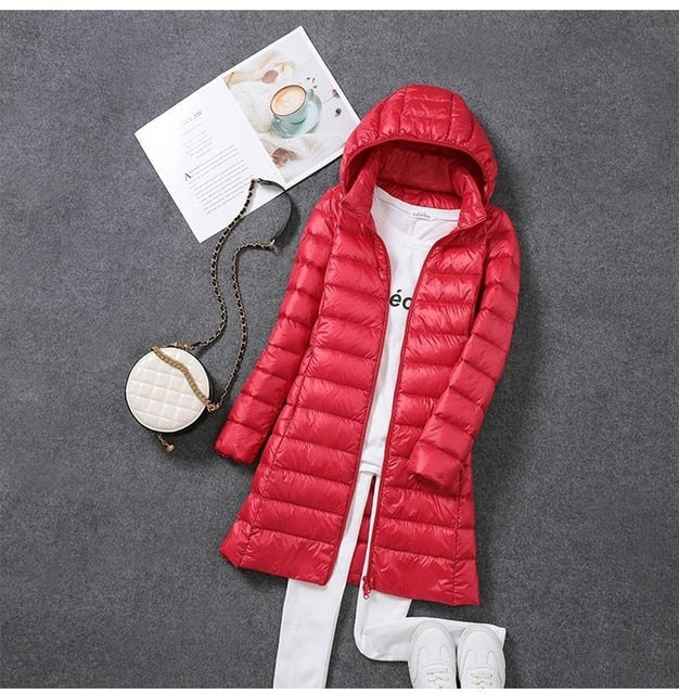 Lightweight and warm women's down coat, featuring a packable design and removable hood.