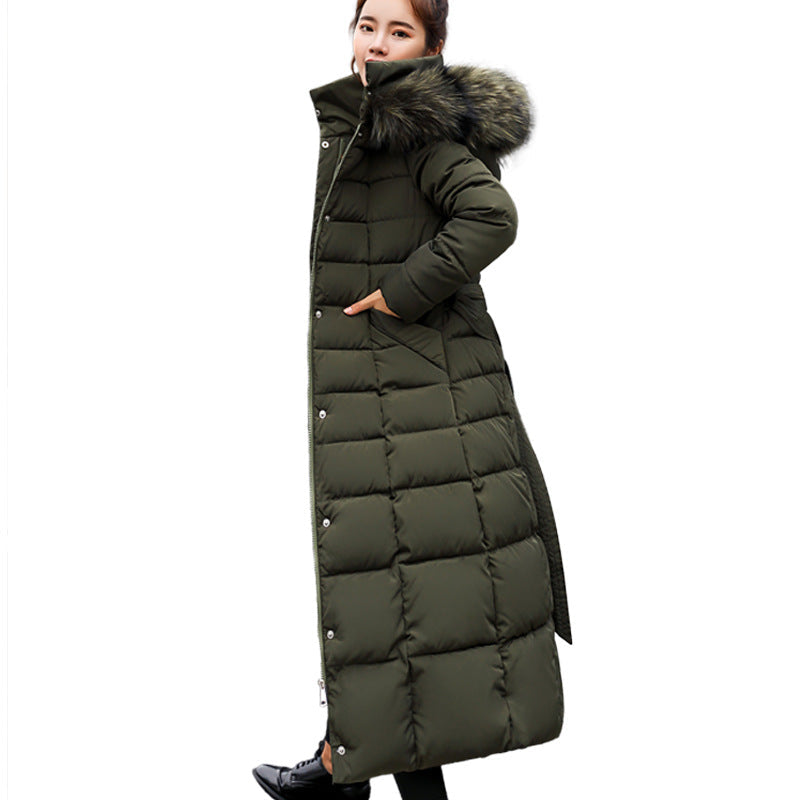 Quilted women's parka, long silhouette, ideal for cold weather protection.