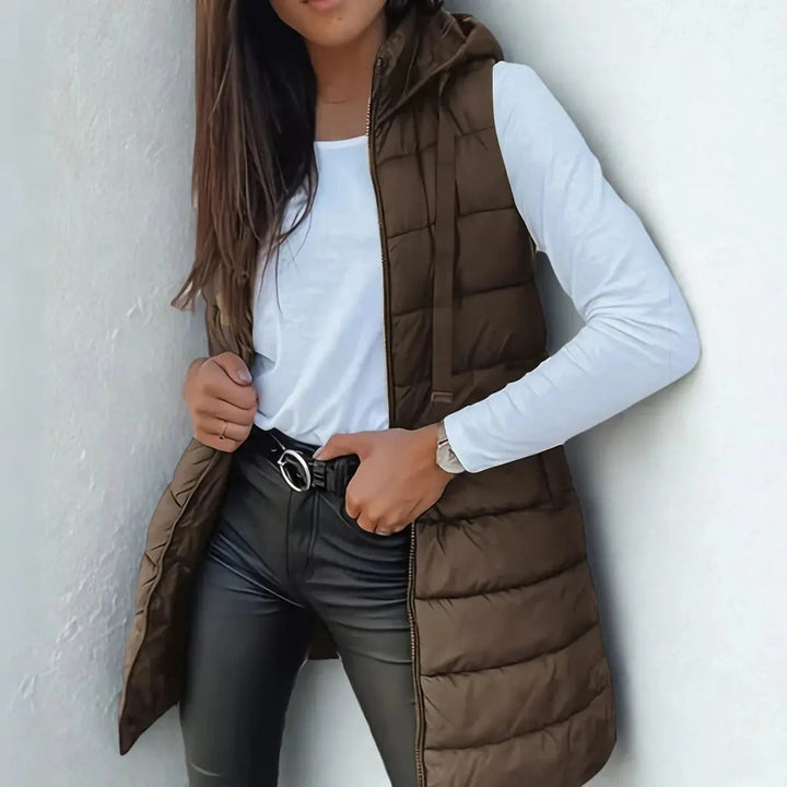 Detail of women's longline puffer vest: sturdy zipper closure & practical pockets for everyday wear.