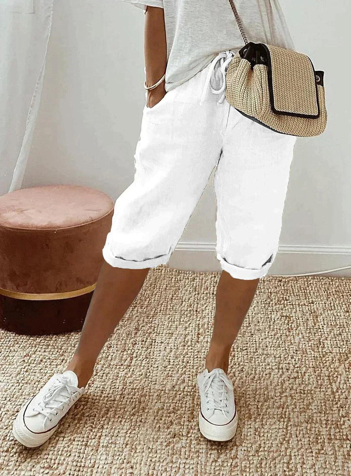 Stylish women's capri trousers with a loose fit, ideal for warm weather and relaxed summer days.