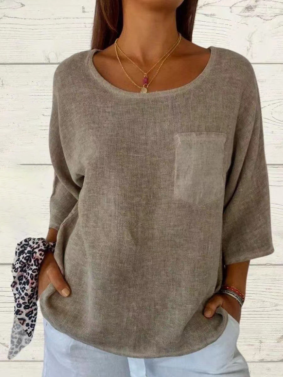 Women's casual round neck short sleeve top with a functional chest pocket. Loose fit, ideal for everyday comfort.