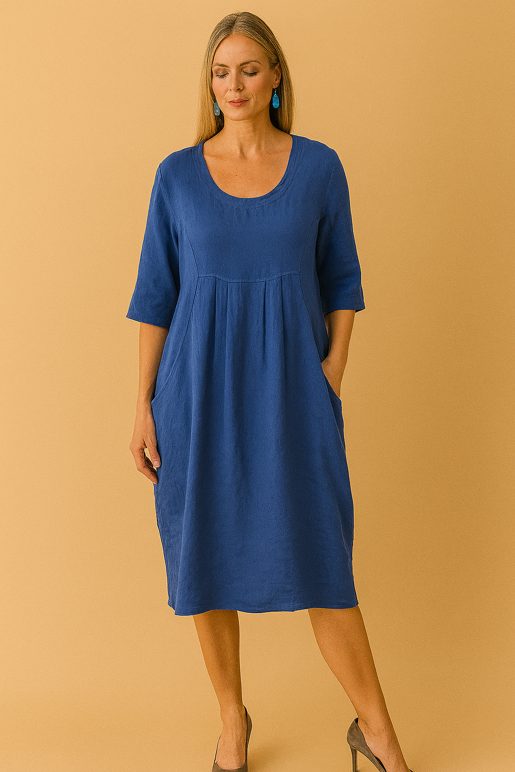 Comfortable women's t-shirt dress. Loose fit, round neck, short sleeve, and essential side pockets for daily wear.