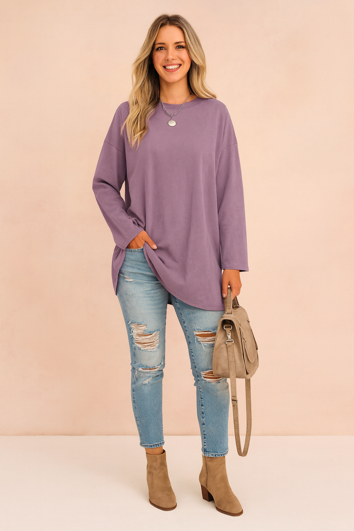 Women's loose oversized sweater in a soft knit, perfect for comfortable everyday style.