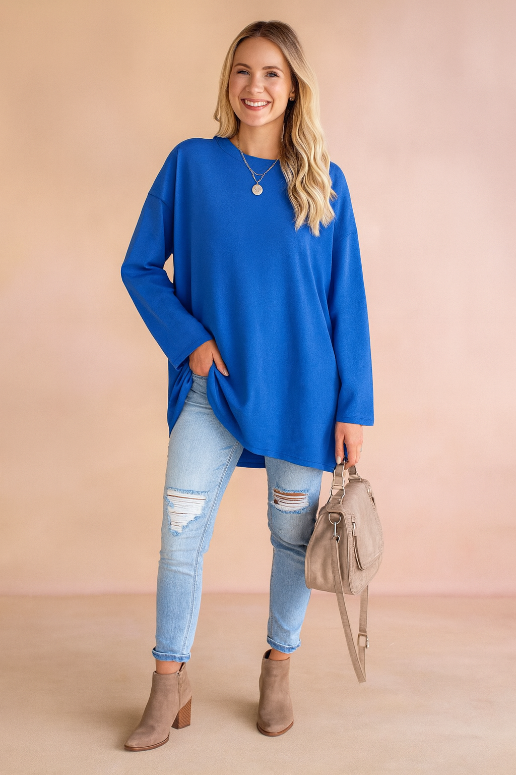 Essential women's oversized sweater, combining comfort and style for versatile weekend wear.