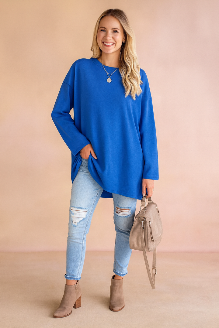 Essential women's oversized sweater, combining comfort and style for versatile weekend wear.