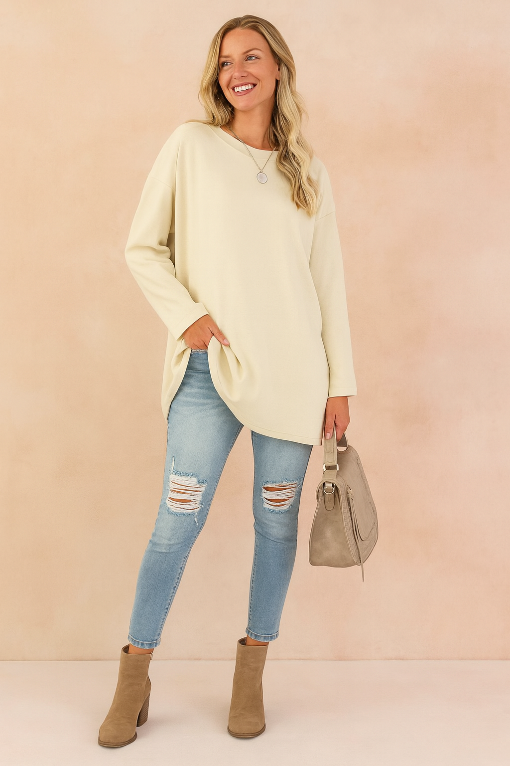 Elegant women's oversized sweater, a comfortable long-sleeve top for relaxed style.