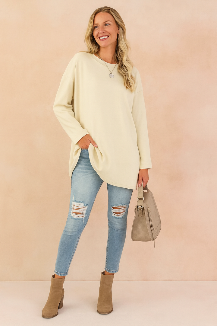 Elegant women's oversized sweater, a comfortable long-sleeve top for relaxed style.
