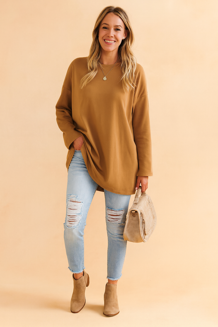 Chic women's oversized knit sweater, providing stylish comfort for any casual occasion.