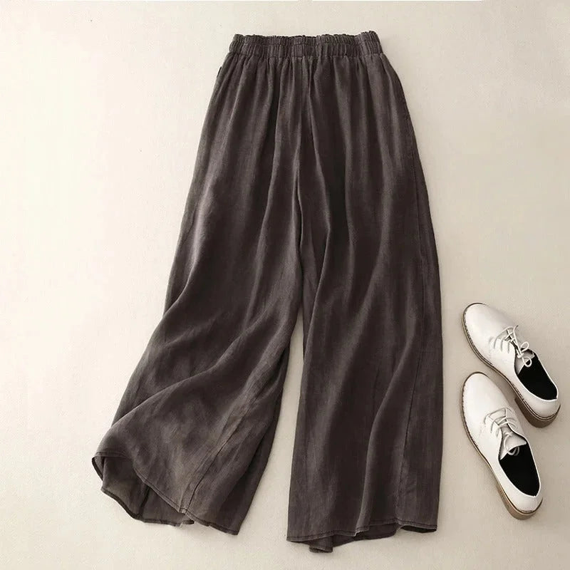 Chic women's relaxed fit wide-leg cropped pants with an elegant ruched waistband for everyday comfort.