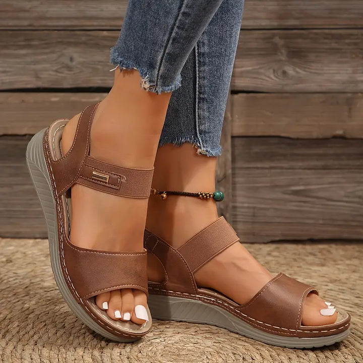 Classic Lotte Retro Sandals for women, offering everyday comfort, flexible design, and versatile summer footwear.