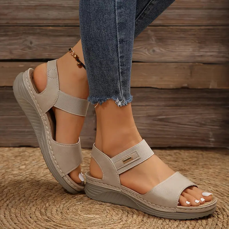 Stylish Lotte Retro Sandals for women, designed for everyday comfort, featuring a classic look & flexible fit.