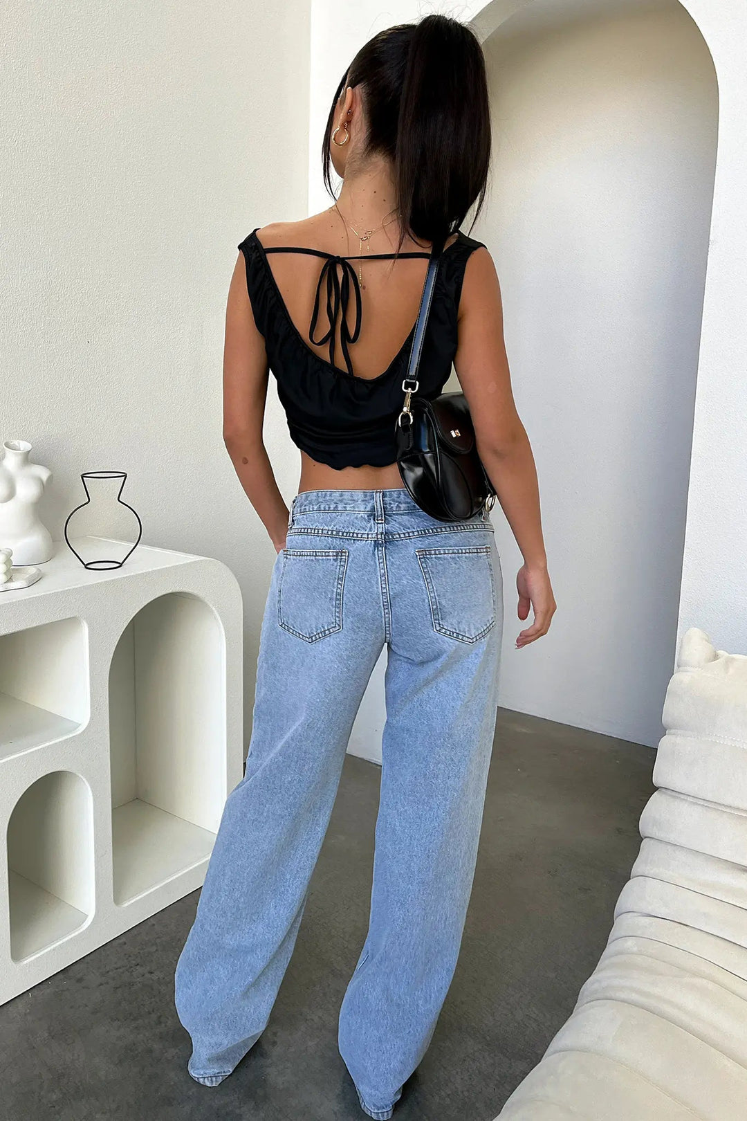 Women's relaxed fit low-rise baggy straight-leg jeans in a fashionable light blue wash, a Y2K essential.
