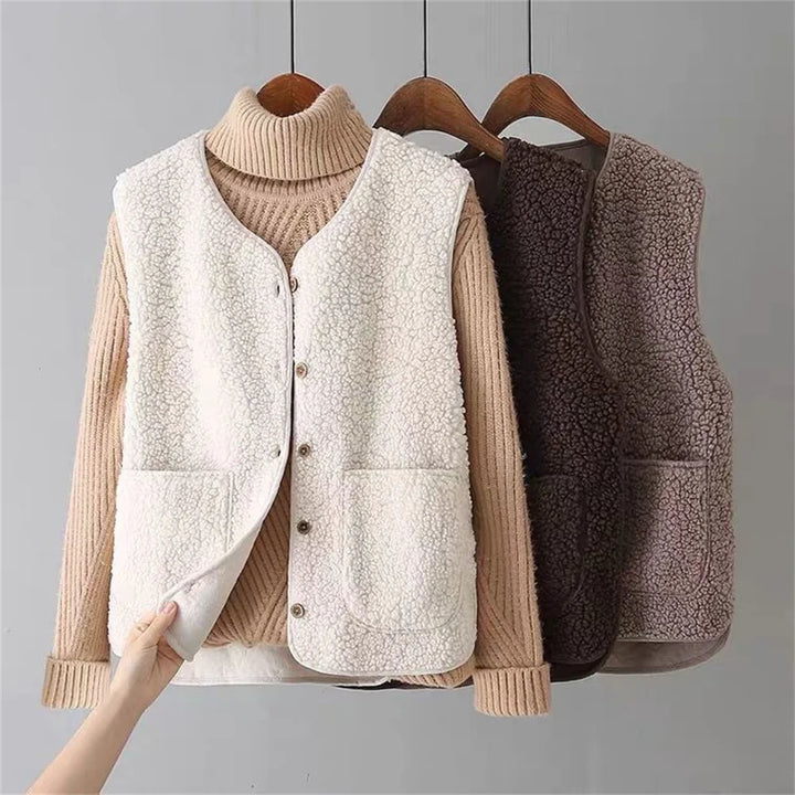 Stylish women's fleece gilet vest in a luxe design, perfect for elegant autumn layering. Casual & warm.