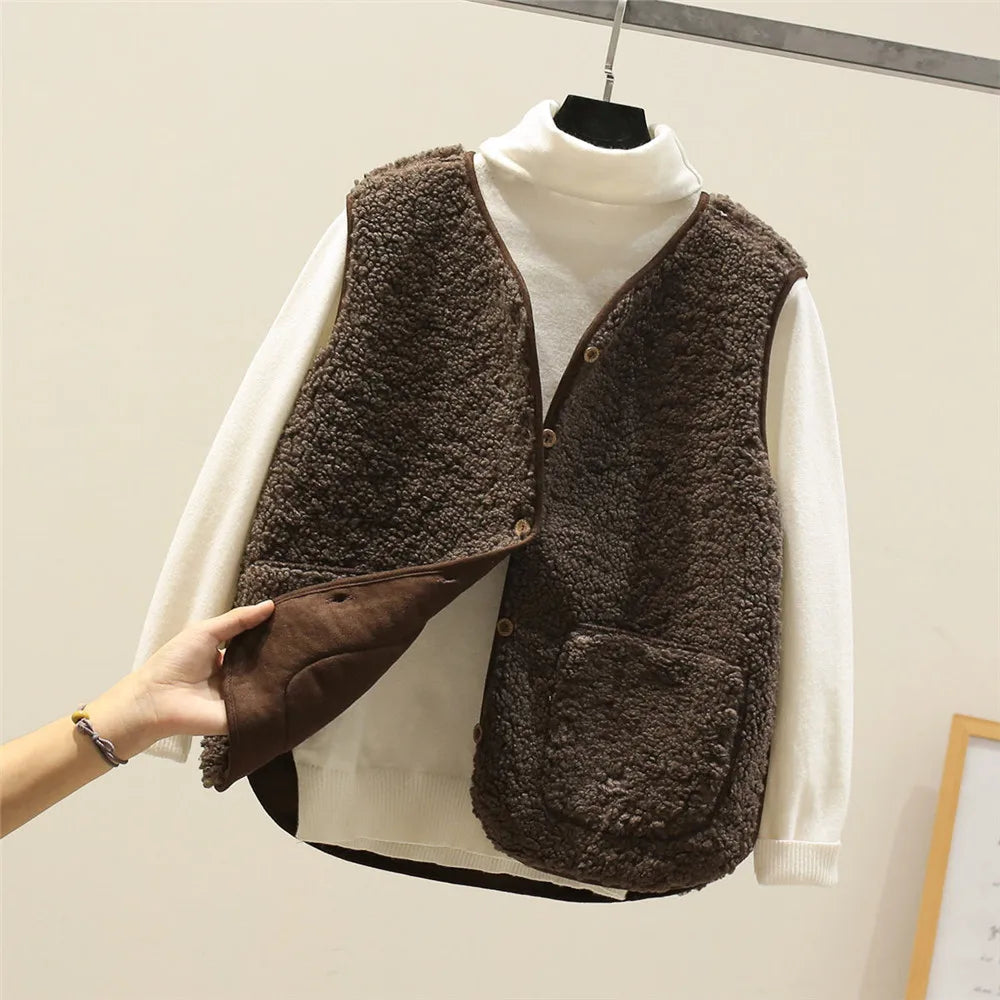 Elegant women's fleece gilet vest, soft & cozy for stylish layering. Button-up front, autumn/winter fashion.