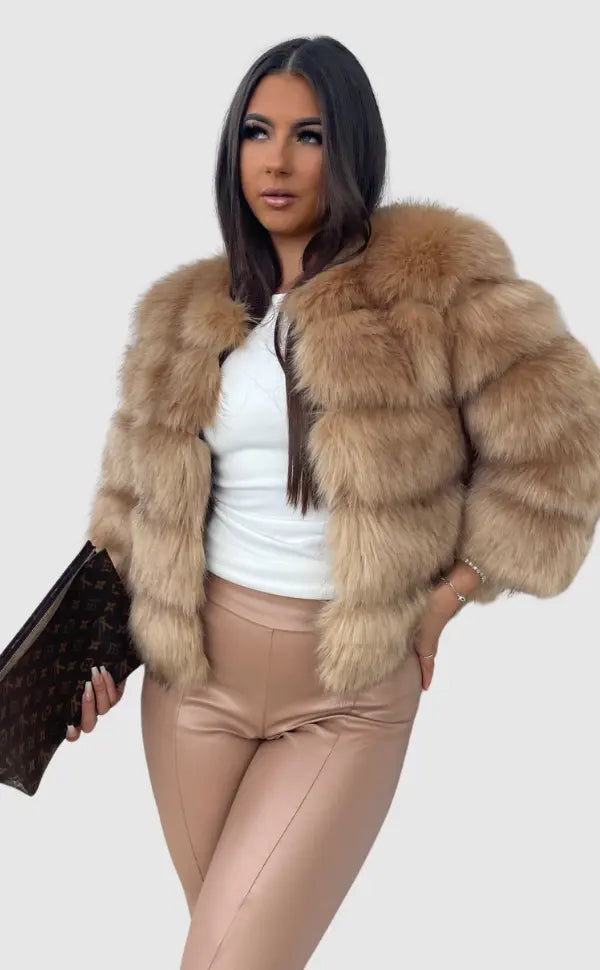 Chic women's padded winter jacket. Modern design offers cozy warmth for autumn & winter fashion.