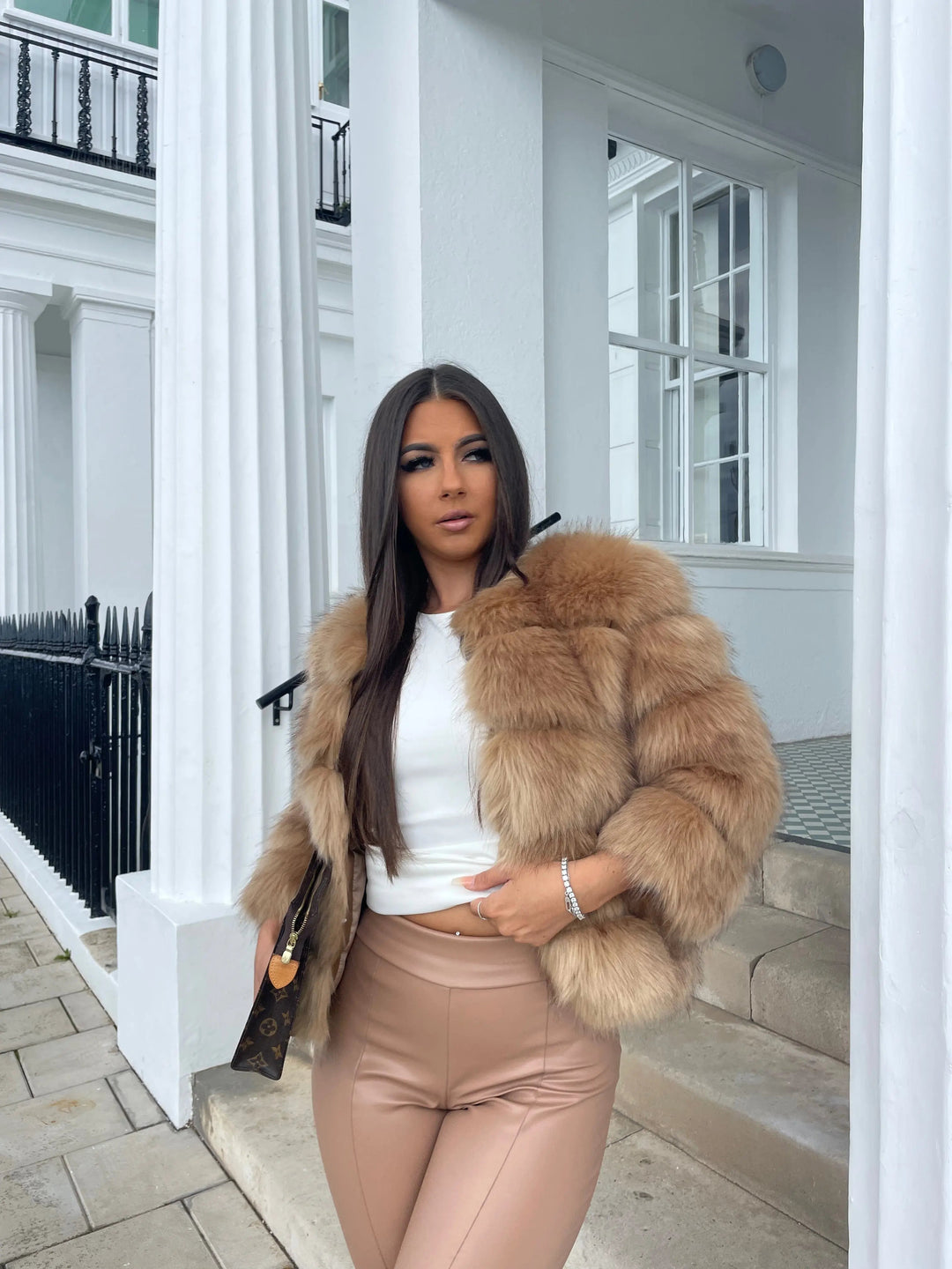 Sleek women's padded winter coat, ideal for elegant warmth & modern autumn/winter fashion.
