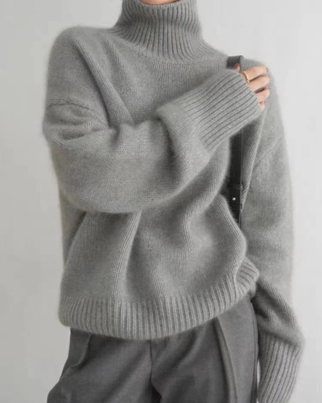 Stylish Amelia women's sweater with a comfortable turtleneck, ideal for casual or elegant looks.