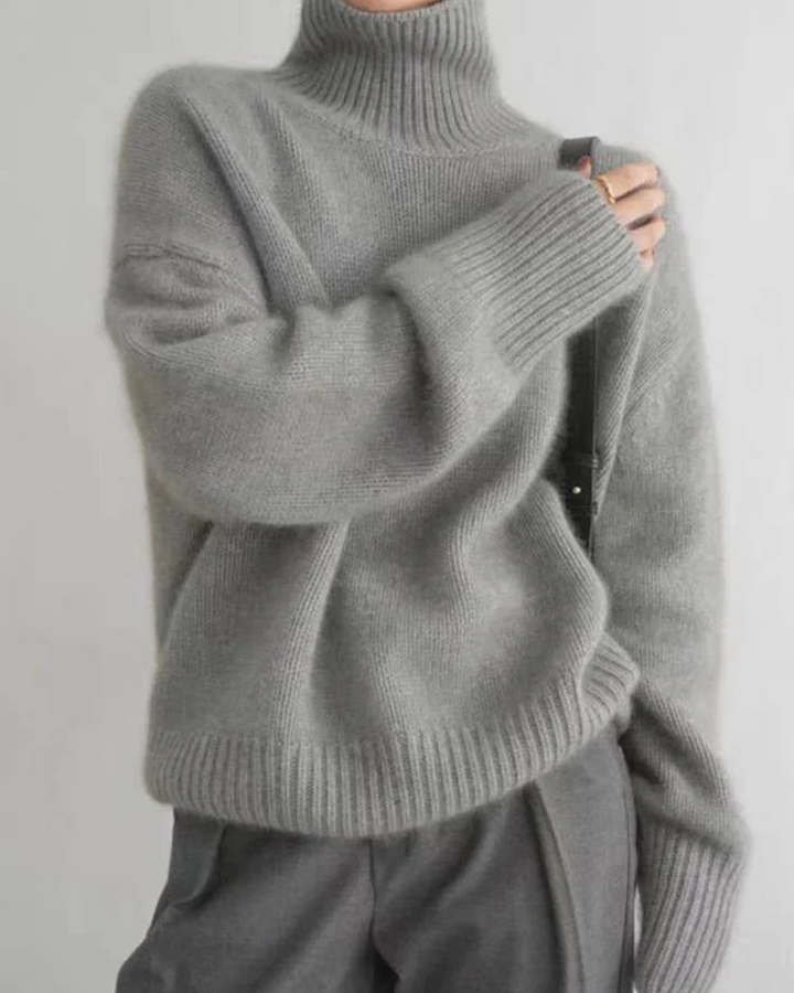 Stylish Amelia women's sweater with a comfortable turtleneck, ideal for casual or elegant looks.
