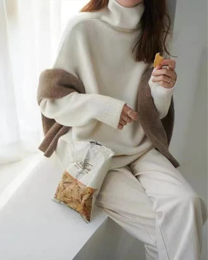 Elegant Amelia turtleneck sweater for women, featuring a soft hand-feel and long sleeves.