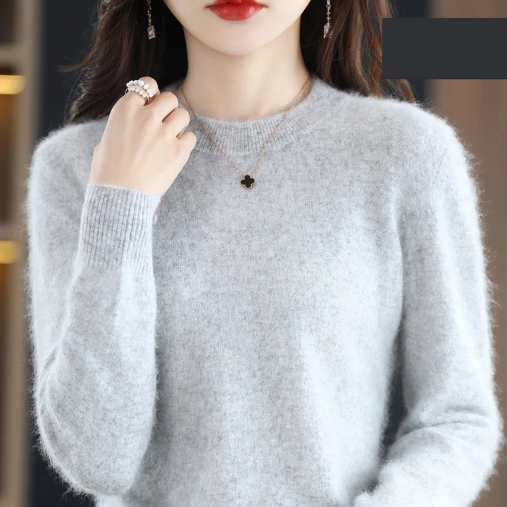 Comfortable and stylish women's pullover sweater with round neckline