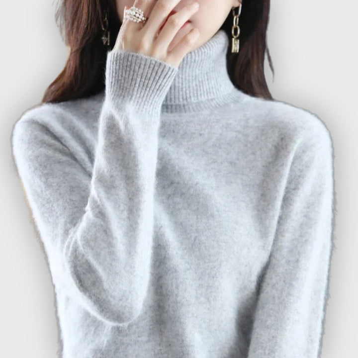Experience ultimate comfort with this women's soft cashmere turtleneck sweater.