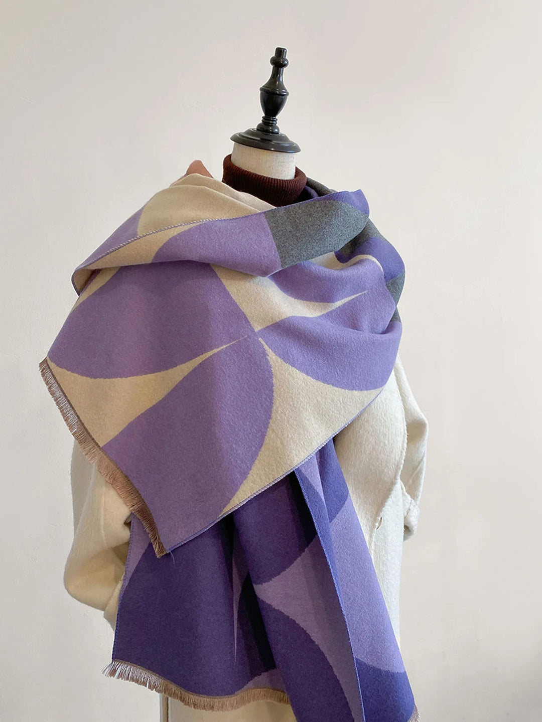 Women's luxury reversible lilac and black scarf for warmth and elegance.