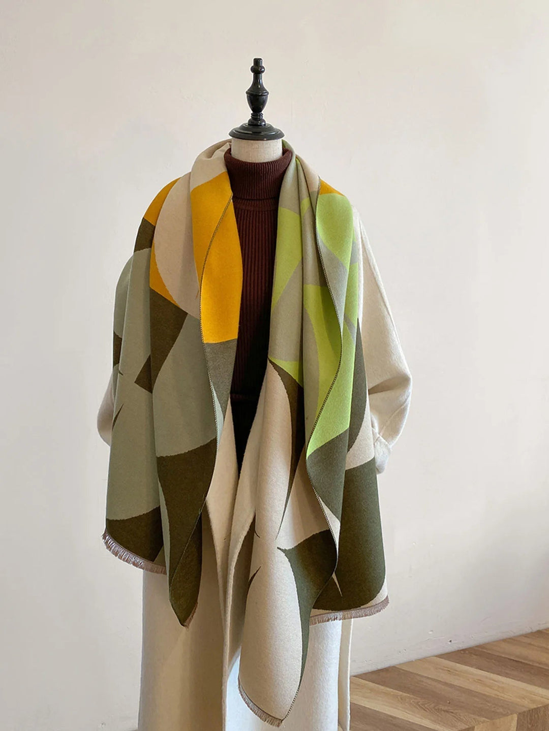 Elegant women's scarf crafted from soft, warm, reversible material in lilac/black.